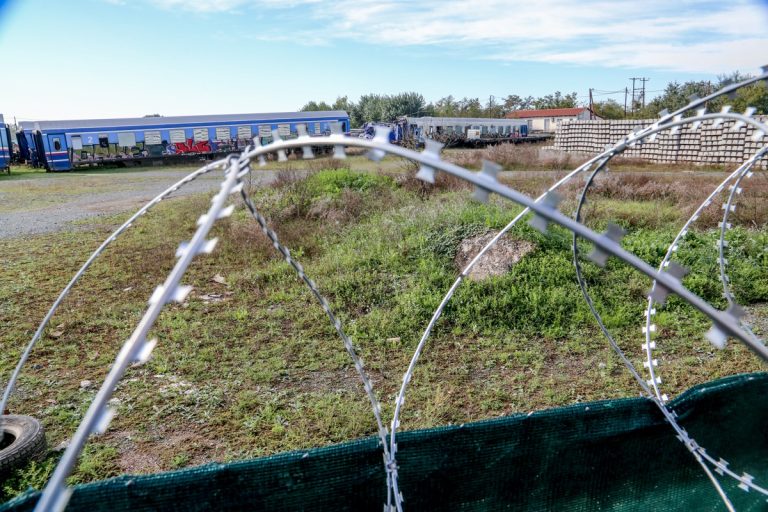 Τέμπη: Ο εφέτης ανακριτής ζητά να καταθέσουν τα πτυχία τους οι εμπειρογνώμονες των συγγενών των θυμάτων