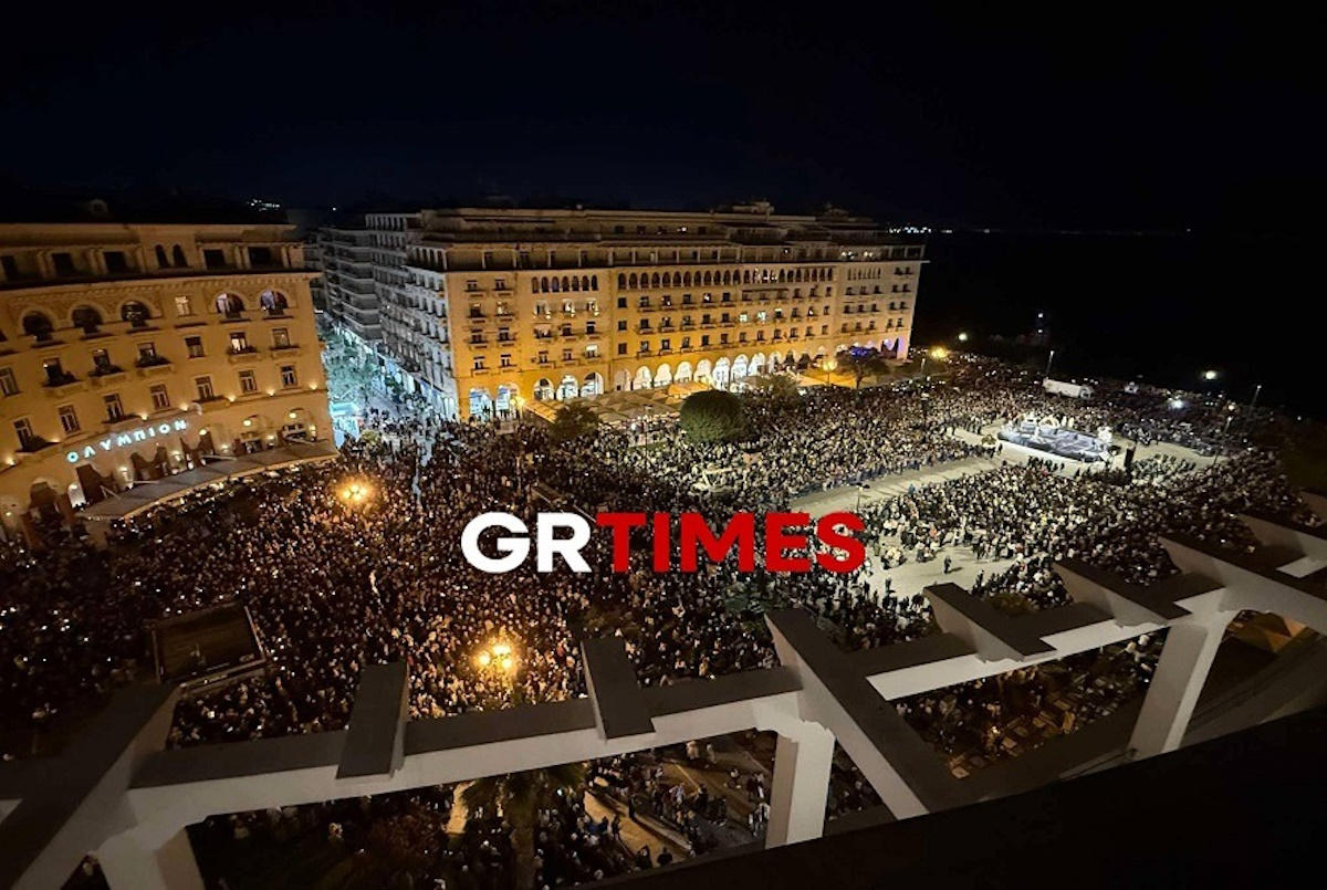 Πλήθος πιστών στην πλατεία Αριστοτέλους
