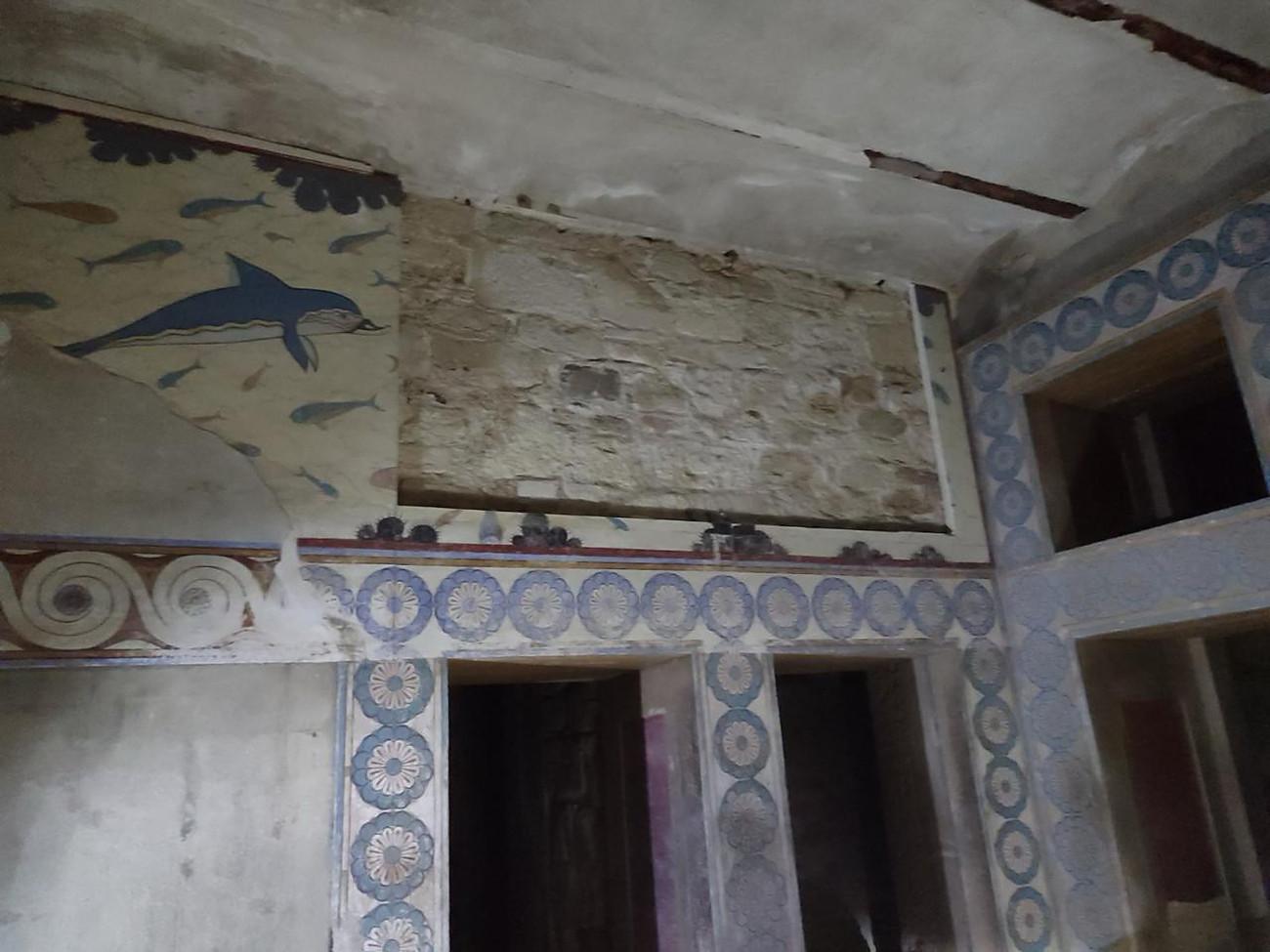 εικόνα που δείχνει το σημείο όπου βρισκόταν το ιστορικό αντίγραφο της τοιχογραφίας των Δελφινιών προτού καταρρεύσει