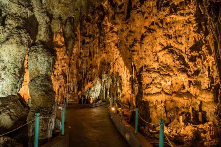 Σέρρες: Πάνω από ένα εκατομμύριο Έλληνες και ξένοι επισκέπτες έχουν ξεναγηθεί στα έγκατα της γης, στο σπήλαιο της Αλιστράτης