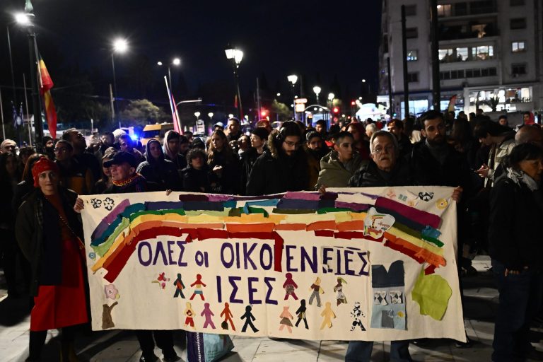 Συνταγματικός ο γάμος ομόφυλων ζευγαριών και η υιοθεσία παιδιών σύμφωνα με το ΣτΕ