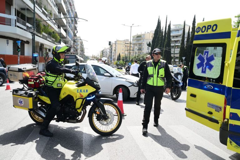 Σοβαρό τροχαίο στη Συγγρού: Μοτοσικλέτα παρέσυρε πεζό