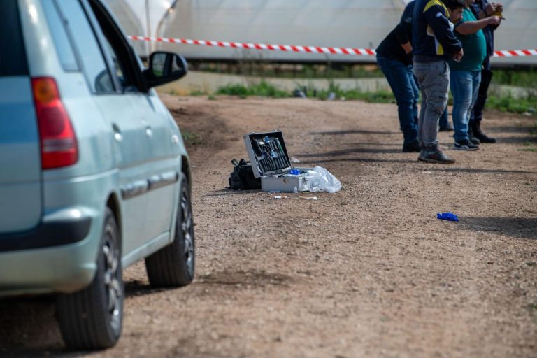 Τον μαχαίρωσε στην καρδιά και συνέχισε να μαζεύει φράουλες