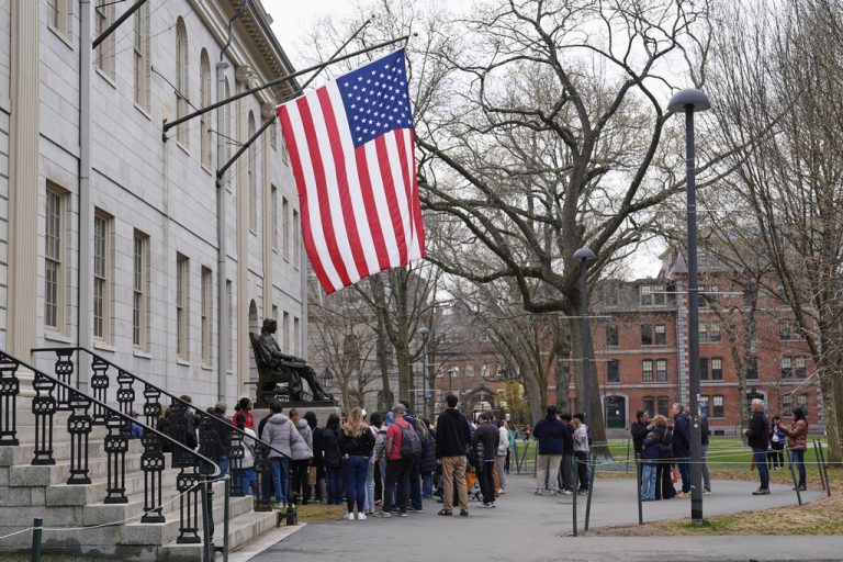 To Χάρβαρντ επεκτείνει τη μήνυσή του κατά της κυβέρνησης Τραμπ – Νέα περικοπή 450 εκατ. δολαρίων σε επιχορηγήσεις