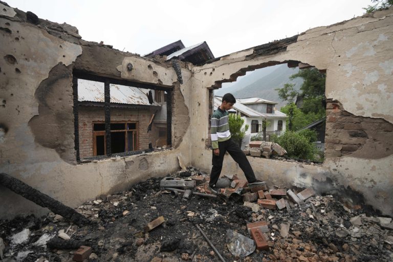 Ινδικός στρατός: Πακιστανικές δυνάμεις εξαπέλυσαν μαζικές επιθέσεις με drones και πυρομαχικά