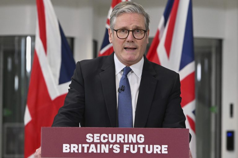 Ο Κιρ Στάρμερ υπέγραψε τη συμφωνία παραχώρησης του αρχιπελάγους Τσάγκος στον Μαυρίκιο – H Βρετανία θα μισθώσει το Ντιέγκο Γκαρσία