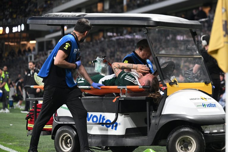 Ο Τιν Γέντβαϊ αποχώρησε με φορείο από το ΑΕΚ – Παναθηναϊκός και έφυγε για το νοσοκομείο