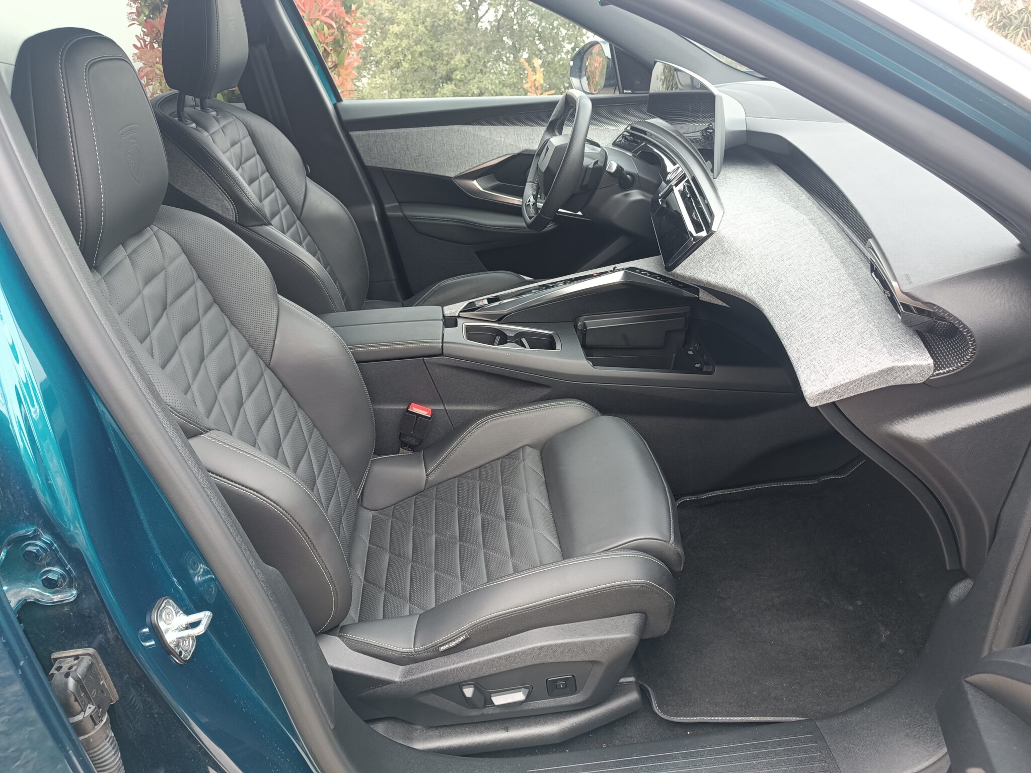 Peugeot e-3008 211hp