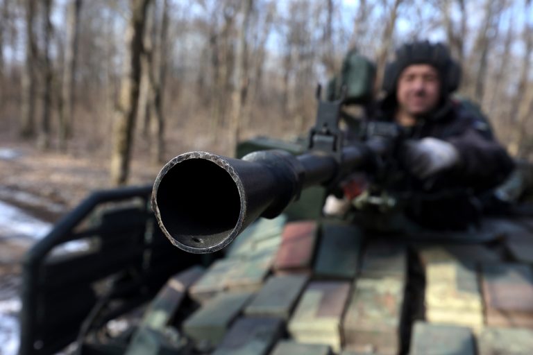 Ο Τραμπ στέλνει πρώτη φορά όπλα στην Ουκρανία – Χάρτης με τα σπάνια ορυκτά της χώρας