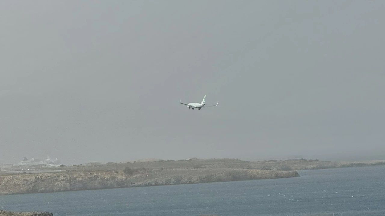 εικόνα που δείχνει αεροσκάφος κατά την προσπάθεια προσγείωσης στο αεροδρόμιο του Ηρακλείου
