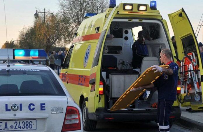 Αυτοκίνητο έπεσε σε στάση λεωφορείου στο Χαλάνδρι παρασύροντας τρία άτομα