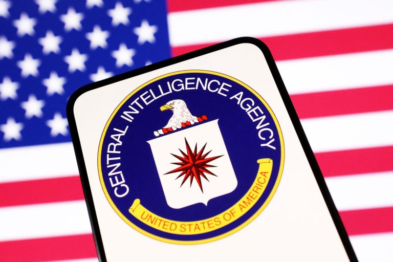 Washington Post: Ο Τραμπ αποψιλώνει τη CIA και άλλες υπηρεσίες πληροφοριών