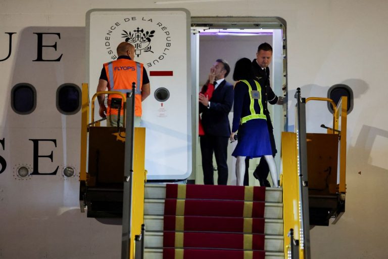 Εμανουέλ Μακρόν: Ειδικός στην ανάγνωση χειλιών αποκαλύπτει τη είπε η Μπριζίτ μετά το χαστούκι – «Ξεκουμπίσου χαμένε»