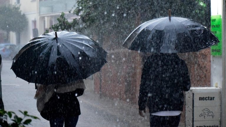 Καιρός αύριο: Ισχυρές καταιγίδες σε όλη τη χώρα, θυελλώδεις άνεμοι και αφρικανική σκόνη στα νότια και τις Κυκλάδες