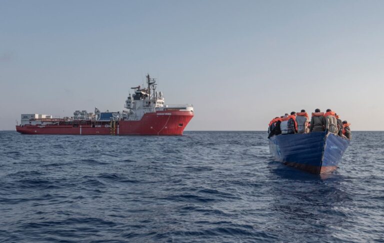 Διάσωση 108 μεταναστών, ανάμεσά τους βρέφος 11 μηνών, από το Ocean Viking ανοιχτά της Λιβύης