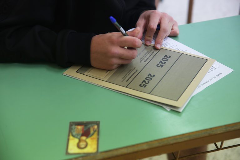 Πανελλήνιες 2025: Τα θέματα στα Νέα Ελληνικά ΕΠΑΛ και οι απαντήσεις από το Διακρότημα