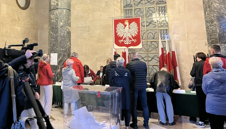 Στις κάλπες προσέρχονται οι Πολωνοί: Αναμένεται αμφίρροπη η εκλογική αναμέτρηση – 1η Ιουνίου ο δεύτερος γύρος, αν χρειαστεί