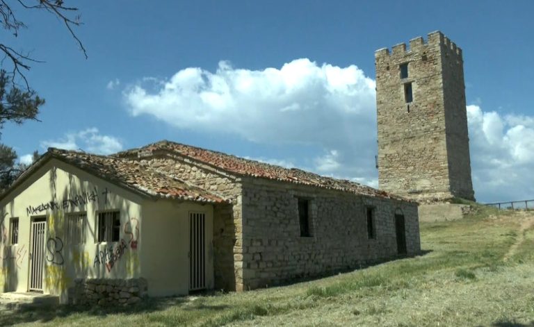 Εικόνες ντροπής – Βανδαλισμός του Βυζαντινού Πύργου Νέας Φώκαιας Χαλκιδικής