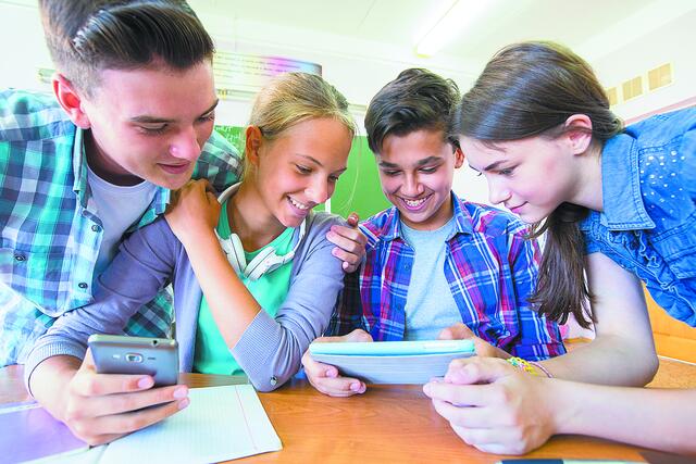 Επιτρέπουν τα κινητά στην τάξη και κάνουν άλμα προς στην τεχνητή νοημοσύνη