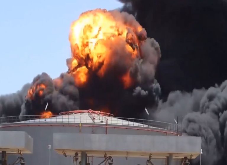Σουδάν: Στις φλόγες εγκατάσταση αποθήκευσης καυσίμων μετά από επιδρομή drone των παραστρατιωτικών
