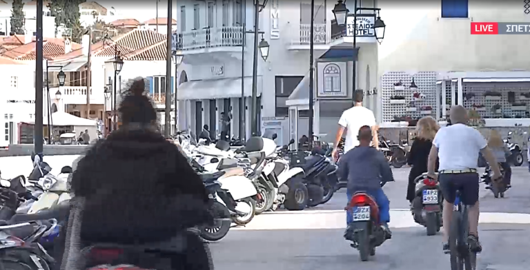 To ΕΡΤNews στις Σπέτσες: «Βουλιάζει» στα οχήματα το νησί – Καταγγελίες για λιμάνι και δρόμους γεμάτους τροχοφόρα