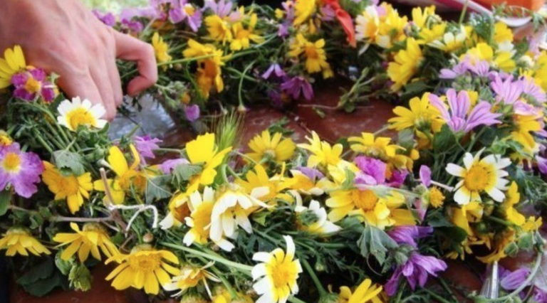 Πρωτομαγιά με ήλιο ή  βροχή: “Αν δεν μπορείς να εύρεις ανεμώνες κάνε το στεφάνι σου με όμορφους χειμώνες”