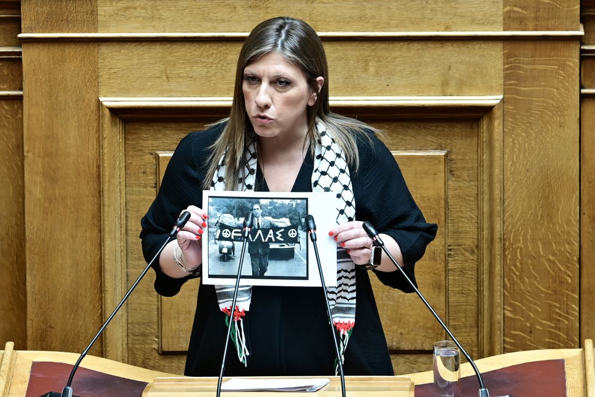 Η Ζωή Κωνσταντοπούλου με παλαιστινιακή μαντίλα στη Βουλή