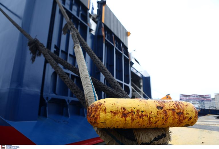 Μηχανική βλάβη στο «ΕΛΥΡΟΣ» λίγο πριν τον απόπλου από τον Πειραιά – Αναχώρησε μετά την αποκατάστασή της