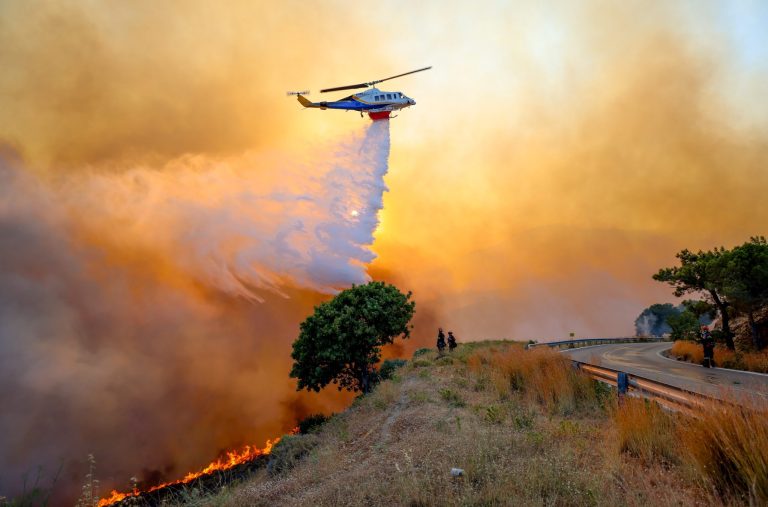Μαίνεται το πύρινο μέτωπο στη Χίο: Τις Καρυές πλησιάζει η φωτιά – Απειλούνται σπίτια