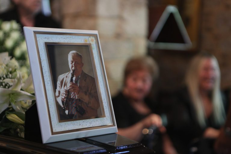 Σε λαϊκό προσκύνημα η σορός του Πετρολούκα Χαλκιά στη Μητρόπολη Αθηνών