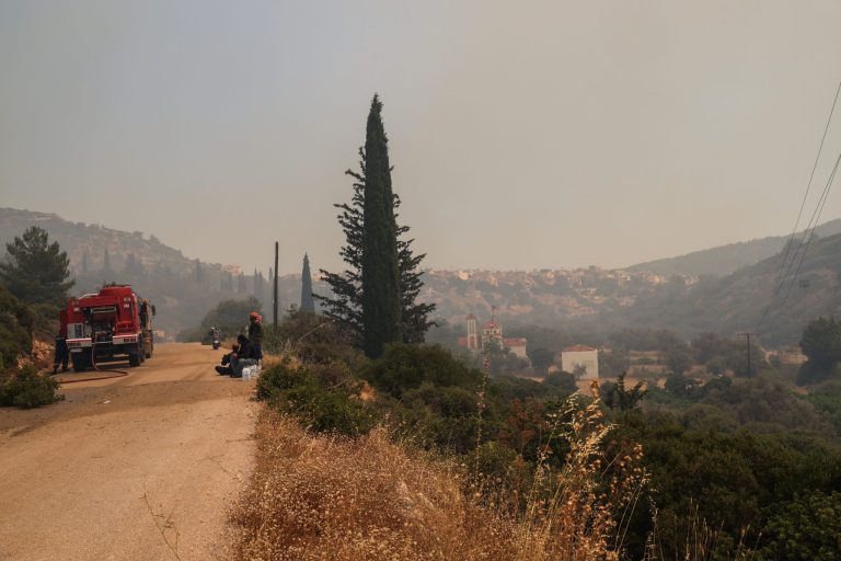 Δεύτερη δύσκολη νύχτα στη Χίο με τα πύρινα μέτωπα – Σε κατάσταση έκτακτης ανάγκης το νησί