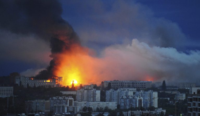 Ουκρανία: Ένας νεκρός από ρωσικό βομβαρδισμό στο Ντνιπρό – Δύο αεροδρόμια της Μόσχας έκλεισαν λόγω ουκρανικής επίθεσης με drones