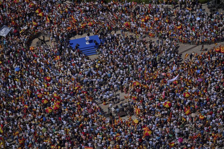 Μεγάλη διαδήλωση κατά του πρωθυπουργού της Ισπανίας, Πέδρο Σάντσεθ που κατηγορείται για διαφθορά