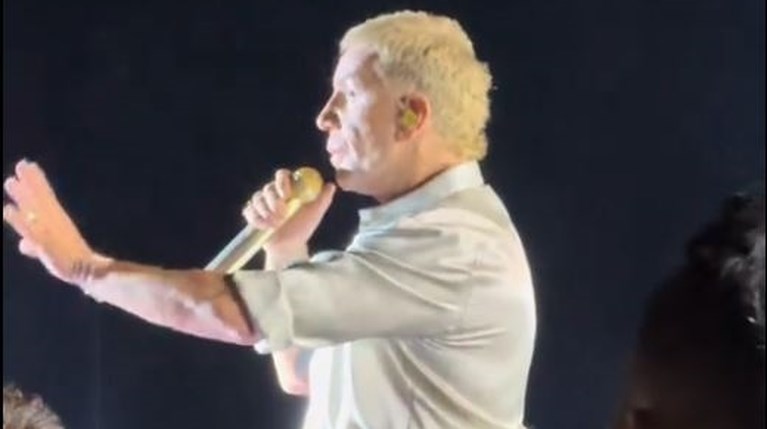 Εξαλλος ο Μαζωνάκης διέκοψε συναυλία του στην Κύπρο: «Ρε δεν σέβεστε τους ανθρώπους που είναι εδω;»