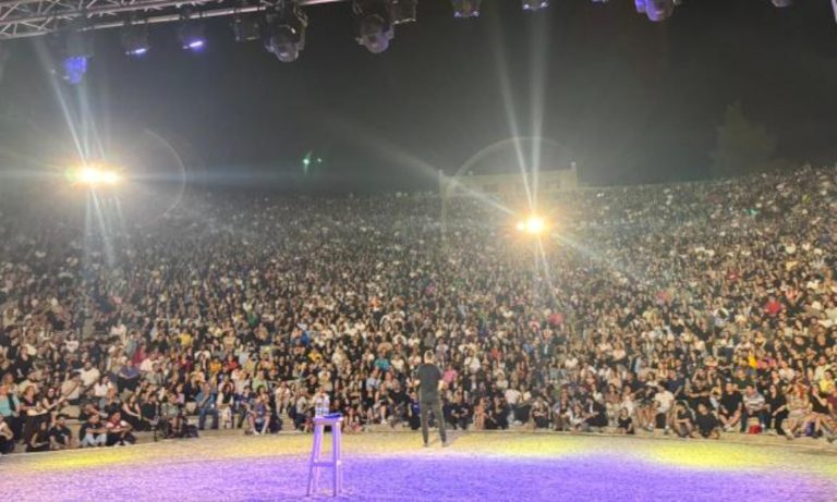 Αλέξανδρος Τσουβέλας: 5.000 θεατές στο θέατρο Γης στη Θεσσαλονίκη στην παράστασή του «Εξωγήινος»