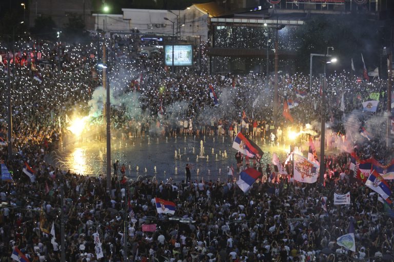 Σερβία: Επεισόδια έξω από το προεδρικό μέγαρο