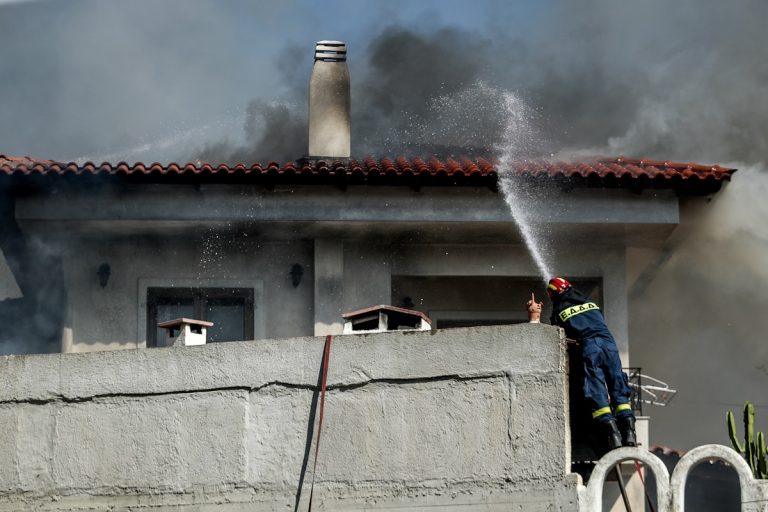 Φωτιά στην Παλαιά Φώκαια: Αγωνία για τις αναζωπυρώσεις – Αποκαΐδια και κατεστραμμένα σπίτια άφησε πίσω του ο πύρινος εφιάλτης