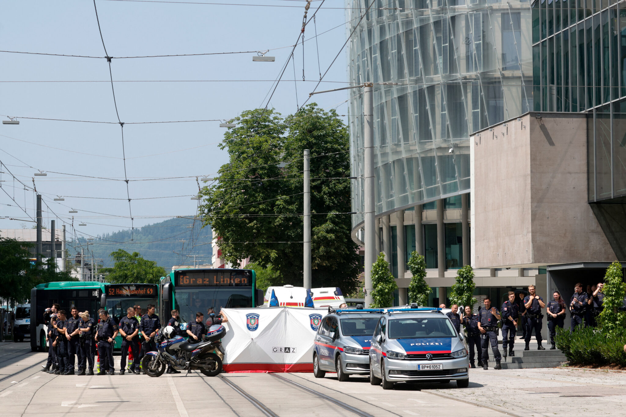 Αστυνομικοί στο σημείο μετά την εντολή για εκκένωση του σχολείου