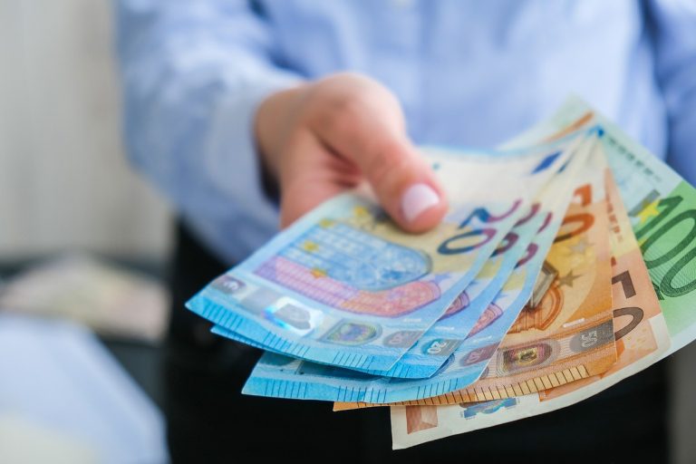 Με «τεχνητή αναπνοή» οι ελληνικές επενδύσεις – Πρωταθλήτρια Ευρώπης στην εξάρτηση από κρατικές επιδοτήσεις