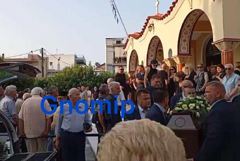 Πάτρα: Πλήθος κόσμου στην κηδεία του μάνατζερ, Ανδρέα Κυριακόπουλου που έπεσε στις γραμμές του Μετρό