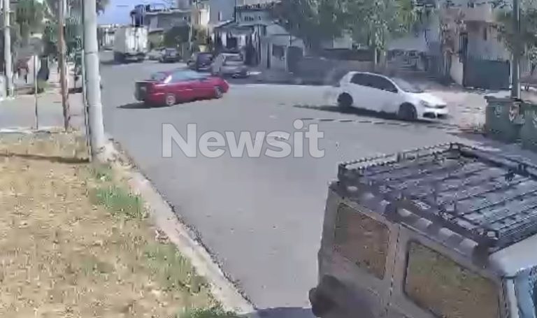 Μενίδι: Βίντεο ντοκουμέντο από τη στιγμή που οδηγός  παραβιάζει το Stop και πέφτει σε σκουπίδια  