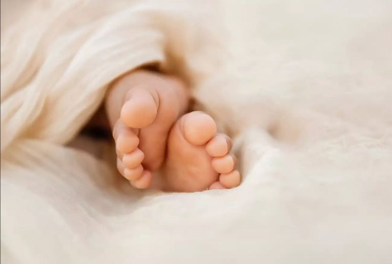 Θεσσαλονίκη: «Έλιωνε από το κλάμα, το άφηναν κάθε βράδυ έξω» λέει γειτόνισσα για το μωρό που το κλείδωσαν στο μπαλκόνι