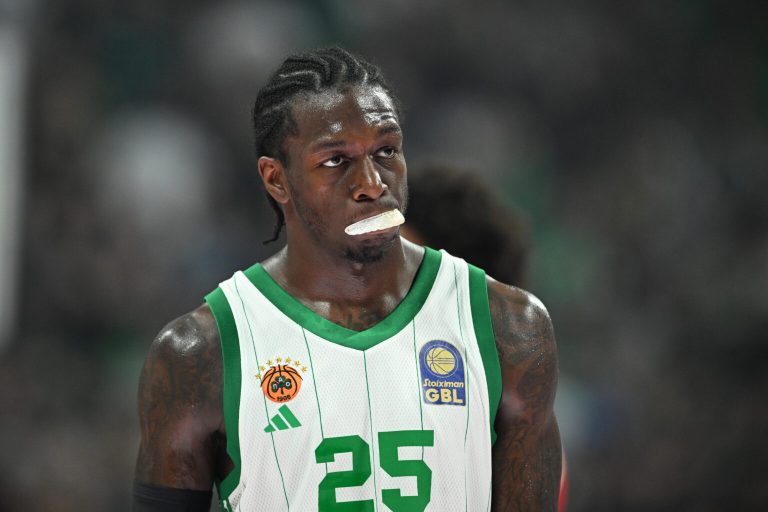 Ολυμπιακός: «Χούλιγκαν επιτέθηκαν στον Εβάν Φουρνιέ και τον Γιώργο Μπαρτζώκα, προκλήσεις και βρόμικο παιχνίδι από τον Κέντρικ Ναν»