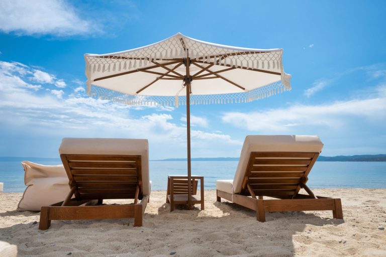 Ξαπλώστρες από… χρυσάφι στην Αττική