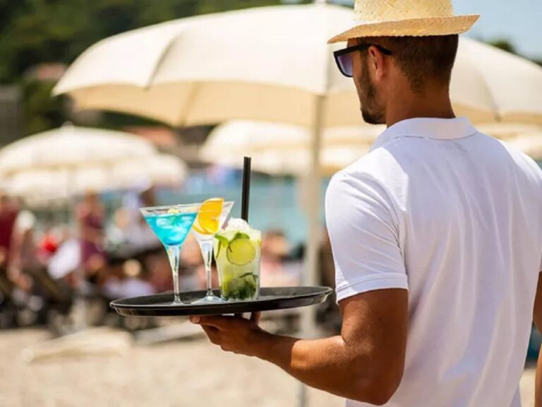 Τουρισμός με όρους… εξάντλησης: Η σκοτεινή πλευρά της καλοκαιρινής σεζόν μέσα από τις αγγελίες – Τι αποκάλυψε η έρευνα των «Συνδέσεων»