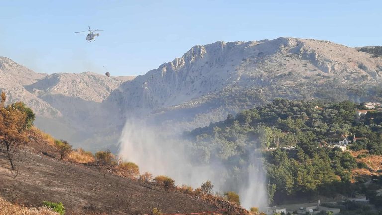 Μηνύματα 112 στη Χίο για Ρεστά, Αγία Παρασκευή Καρυών και Δαφνώνα – Ρίψεις νερού από αέρος από τα ξημερώματα