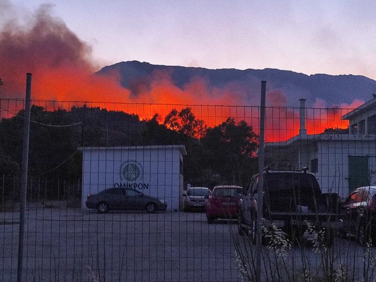 Πύρινος εφιάλτης στην Χίο – Ανεξέλεγκτα μαίνονται τα μέτωπα της φωτιάς