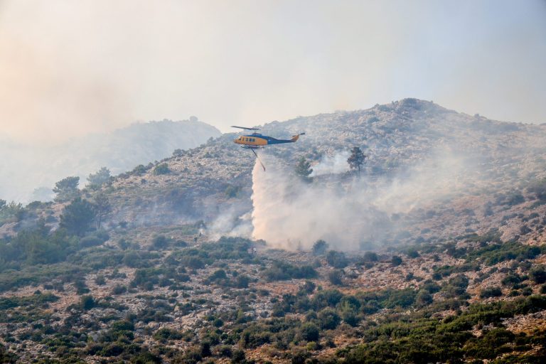 Συνεχής «μάχη» με τις αναζωπυρώσεις της φωτιάς στη Χίο – Εικόνα απόλυτης καταστροφής στο νησί
