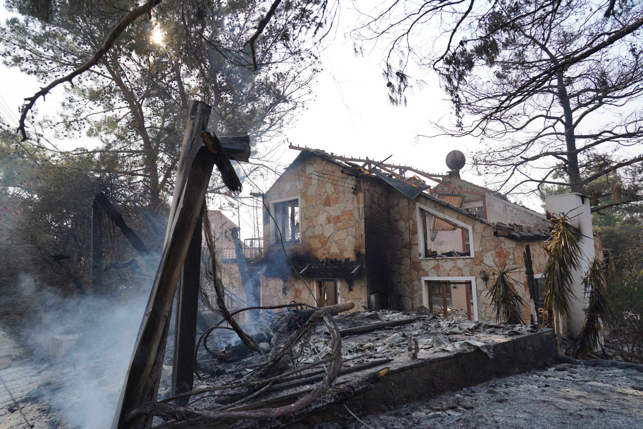 Το ΕΡΤΝews στην πυρκαγιά της Κύπρου: Μάχη με τις αναζωπυρώσεις – Στάχτη 100 τετραγωνικά χιλιόμετρα