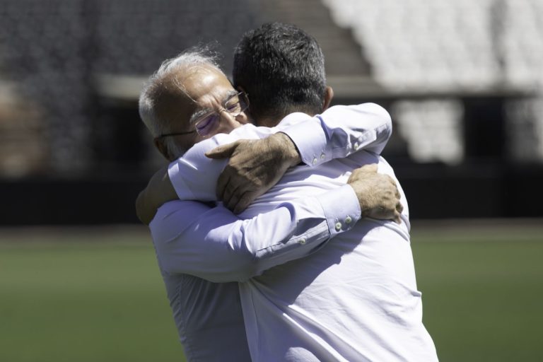 ΠΑΟΚ: Η επανεμφάνιση Σαββίδη στην Τούμπα και η αγκαλιά με Λουτσέσκου